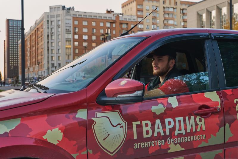 Ведро для льда, дверь и два стула разбили хулиганы в Новосибирске в минувшие выходные картинка